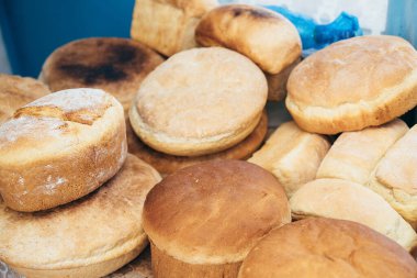 Bir sürü ev yapımı ekmek. Un pişirme çörekleri. Dünyada tahıl sıkıntısı