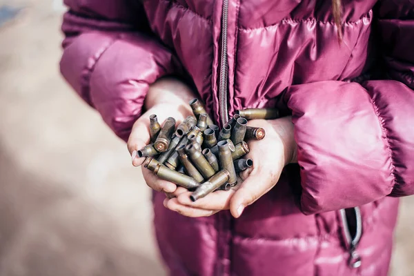 Ukrayna 'da, Mariupol şehrinde savaş. Bir çocuğun elindeki mermi kovanları. Rus askeri saldırısı Ukrayna 'da
