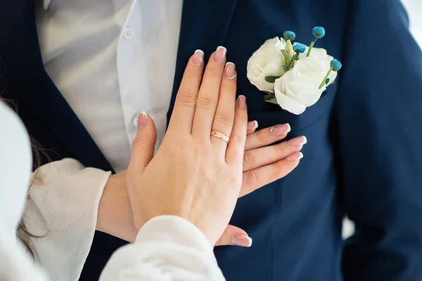 Руки Жениха Невесты Фоне Букета Крупным Планом Свадьба Молодоженов День — стоковое фото
