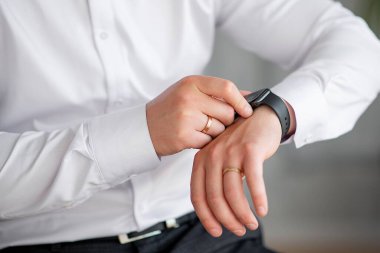 Damadın elleri beyaz gömlekli, saatli ve yüzüklü. İş ya da düğün ücretleri. Kapat - u