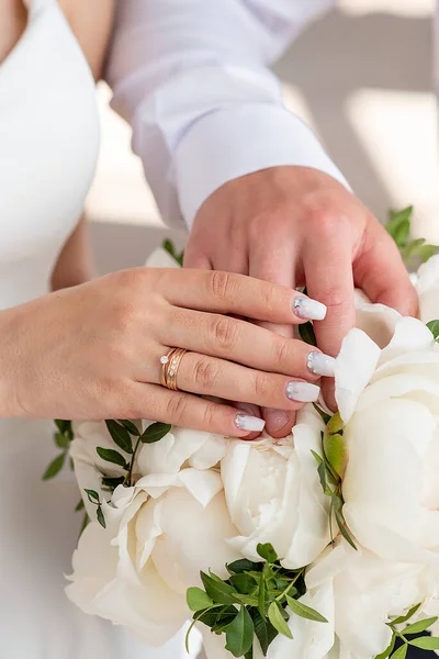 Ślubny Bukiet Białych Piwonii Rękach Panny Młodej Bliska Hands Pierścieniami — Zdjęcie stockowe
