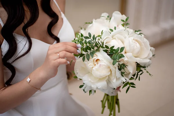 Bouquet Mariage Pivoines Blanches Dans Les Mains Mariée Gros Plan — Photo