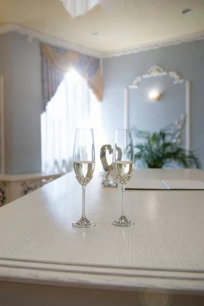 Ποτήρια Γάμου Κρασί Σαμπάνιας Στο Τραπέζι Για Εγγραφή Γάμου Αγάπη — Φωτογραφία Αρχείου