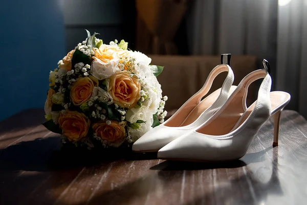 Біле Взуття Нареченої Коричневій Полиці Букетом Квітів Грає Світло Тінь — стокове фото