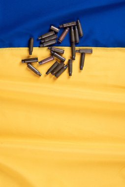 Ukrayna bayrağındaki mermi kovanları. Mesajın beyaz karesi. Ukrayna 'daki konsept savaşı Rus askeri saldırısına yol açtı. Boşluğu kopyala