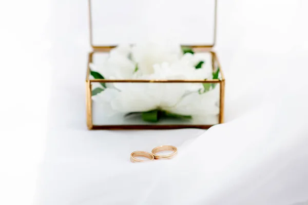 Alliances Sur Fond Une Boîte Verre Sur Fond Tissu Blanc — Photo