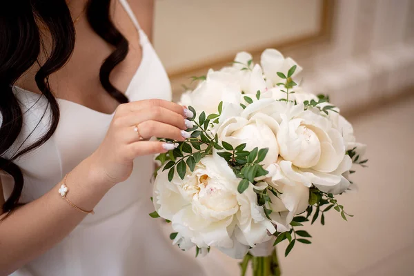 Γαμήλια Ανθοδέσμη Από Λευκές Παιώνιες Στα Χέρια Της Νύφης Close — Φωτογραφία Αρχείου