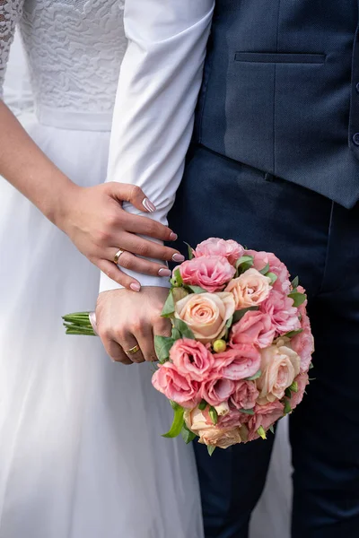 Hands Bride Groom Wedding Rings Background Bouquet Roses Floristry Holiday — Fotografia de Stock