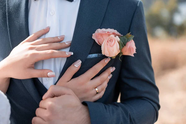 Gelinin Elleri Damadın Yakasında Etkinlik Ajansı Için Düğün Töreni Için — Stok fotoğraf