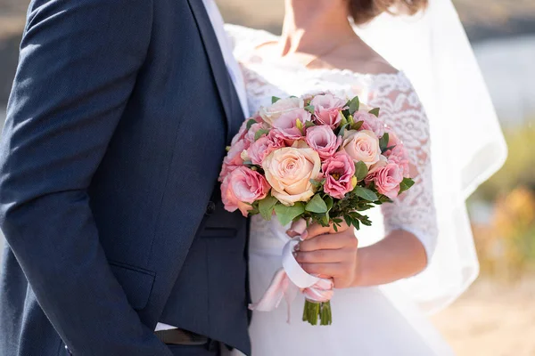 Bouquet Sposa Rose Nelle Mani Degli Sposi Alla Cerimonia Floristica — Foto Stock