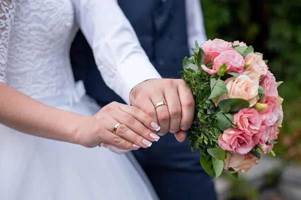 Mani Degli Sposi Con Fedi Nuziali Sullo Sfondo Mazzo Rose — Foto Stock