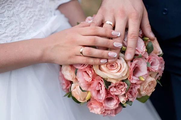 Hands Bride Groom Wedding Rings Background Bouquet Roses Floristry Holiday — Fotografia de Stock