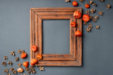 Sonbahar yaprakları kırmızı ve turuncudur. Görüntü için ahşap çerçeveli kompozisyon. kopyalama alanı, düz la