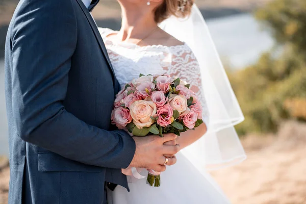 Buquê Casamento Rosas Nas Mãos Noiva Noivo Cerimônia Floricultura Para — Fotografia de Stock