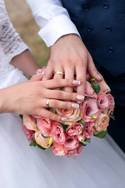 Mani Degli Sposi Con Fedi Nuziali Sullo Sfondo Mazzo Rose — Foto Stock