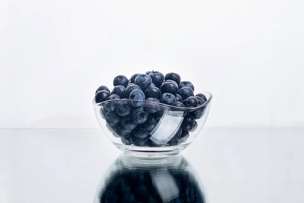 Kék Áfonya Fehér Tükör Háttér Egy Üveg — Stock Fotó