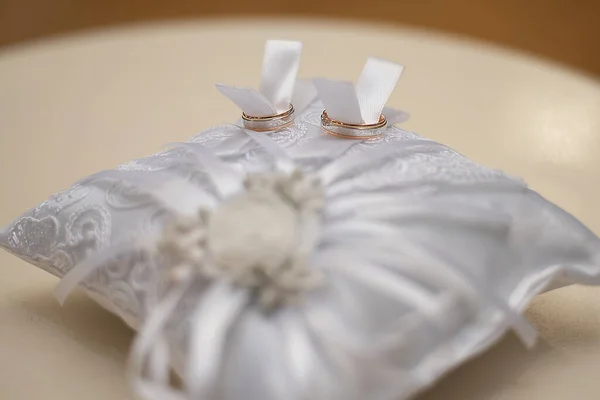 Wedding Gold Rings Pillow Marriage Ceremony Idea Event Agencie — Φωτογραφία Αρχείου