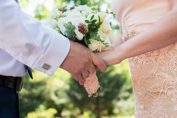 Mãos Dos Recém Casados Close Fundo Buquê Casamento Cones Rosas — Fotografia de Stock