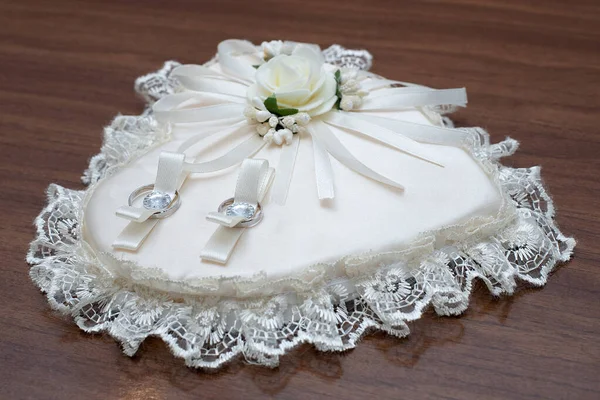 Almohada Para Anillos Forma Corazón Sobre Mesa Ceremonia Matrimonio Idea — Foto de Stock