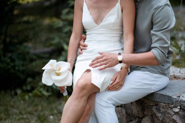 Gelin ve damadın elleri bir buketle. Düğün töreni için dekor. Etkinlik Ajansı konsepti