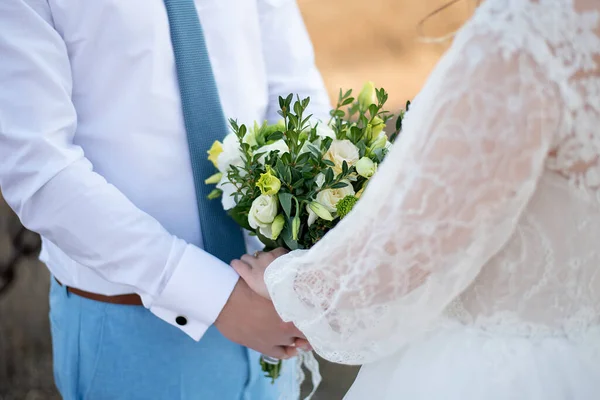 Mãos Noiva Noivo Com Buquê Decoração Para Cerimônia Casamento Conceito — Fotografia de Stock