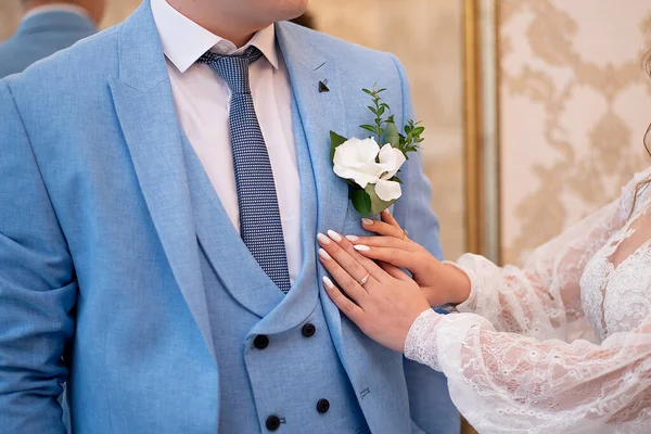 Mãos Noiva Noivo Com Buquê Decoração Para Cerimônia Casamento Conceito — Fotografia de Stock