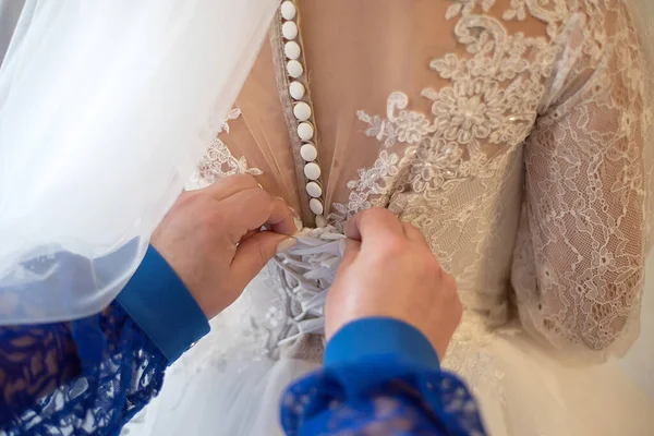 Женские Руки Крепят Пуговицу Свадебном Платье Утро Невесты Перед Церемонией — стоковое фото
