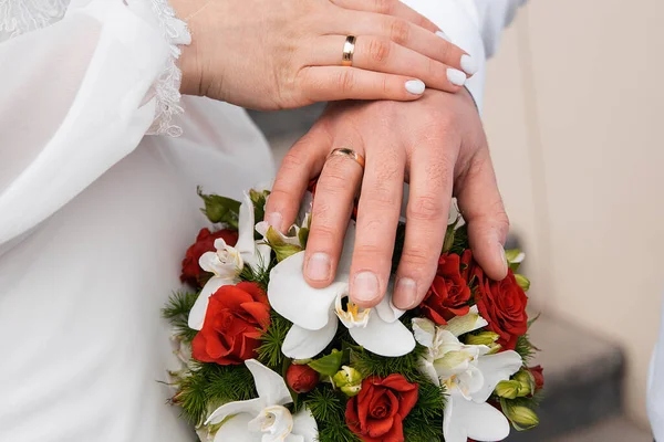 Руки Молодят Кільцями Весільному Букеті Червоних Троянд Білих Орхідей Концепція — стокове фото
