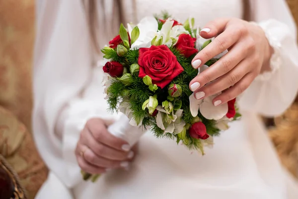 Букет Свадебной Церемонии Руках Невесты Крупным Планом Фото Роз Орхидей — стоковое фото