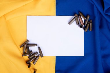 Ukrayna bayrağındaki mermi kovanları. Mesajın beyaz karesi. Ukrayna 'daki konsept savaşı Rus askeri saldırısına yol açtı. Boşluğu kopyala