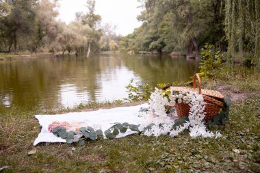 Sonbahar dekoru. Meyve elmalı bir piknik paspası ve çiçekli portakallar. Natur 'da dinlen.