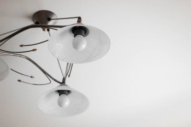 Sıra dışı beyaz avize. Üç lamba. Beyaz gölgeler 