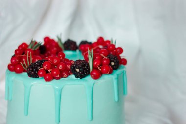 Pasta açık mavi değil. Pasta süsleme fikri. Frenk üzümü ve böğürtlen. Tatil için pasta. Doğum günü. Burada. 