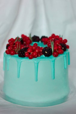 Pasta açık mavi değil. Pasta süsleme fikri. Frenk üzümü ve böğürtlen. Tatil için pasta. Doğum günü. Burada. 