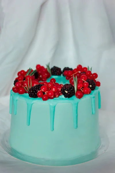 Ciasto Nie Jest Błękitne Pomysł Dekorację Tortu Czerwone Porzeczki Jeżyny — Zdjęcie stockowe