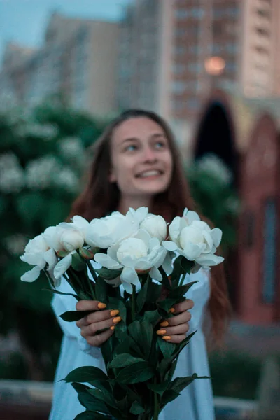 Uma Linda Menina Feliz Segura Buquê Peônias Brancas Para Moldura — Fotografia de Stock