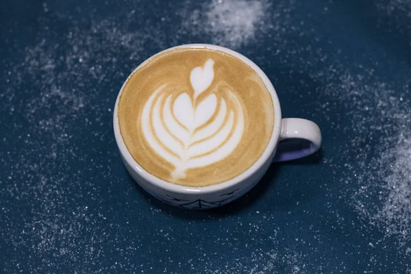 Egy Nagy Csésze Kávé Kék Háttérrel Egy Tulipánt Rajzolok Kávéra — Stock Fotó