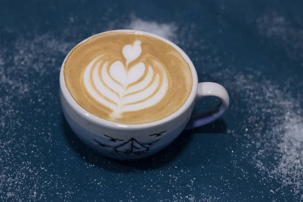 Grote Kop Koffie Een Blauwe Achtergrond Tekening Van Een Tulp — Stockfoto