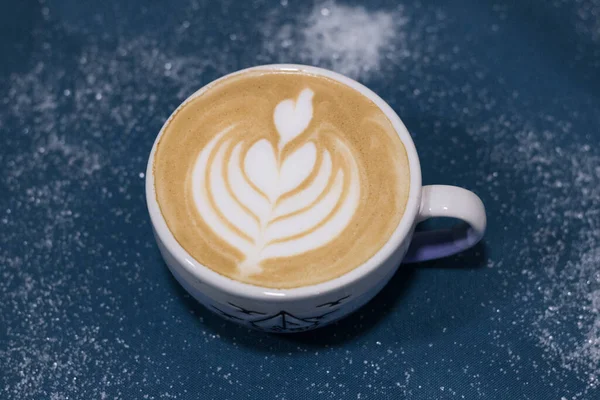 Grande Xícara Café Fundo Azul Desenho Uma Tulipa Café Cappuccino — Fotografia de Stock