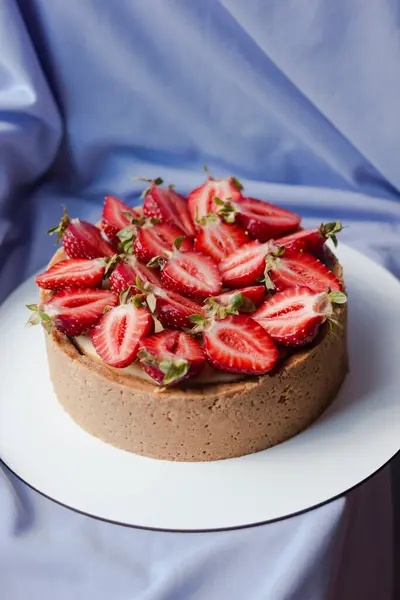芝士蛋糕 背景是紫色的草莓 美味的蛋糕 清晰的表述 — 图库照片