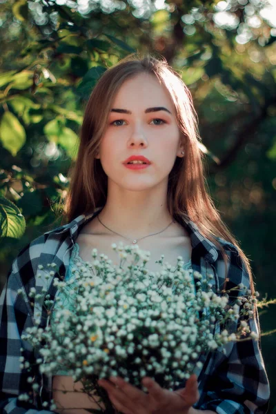 Uma Mulher Bonita Com Buquê Flores Silvestres Sob Raios Sol — Fotografia de Stock