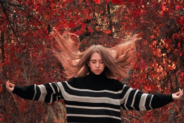 머리카락이 날라다니는 아름다운 소녀의 스웨터를 가을의 역동적 초상화 — 스톡 사진