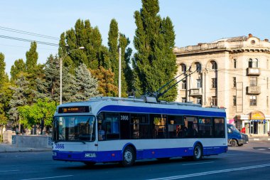 CHISINAU, MOLDOVA - 12 Eylül 2021. Trolleybus RTEC 62321 (BKM) # 3866 Chisinau sokaklarında yolcularla birlikte.