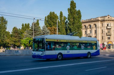 CHISINAU, MOLDOVA - 12 Eylül 2021. Trolleybus Skoda 24Tr (Irisbus) #2447 (ex. Riga # 18056) Chisinau sokaklarında yolcularla at sürüyor..