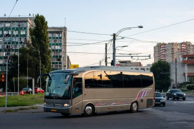 CHISINAU, MOLDOVA - 12 Eylül 2021. Otobüs Mercedes-Benz O510 Chisinau sokaklarında yolcularla birlikte..