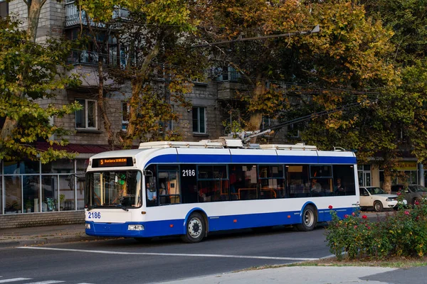 CHISINAU, MOLDOVA - 12 Eylül 2021. Trolleybus BKM 321 # 2186 Chisinau sokaklarında yolcularla birlikte.