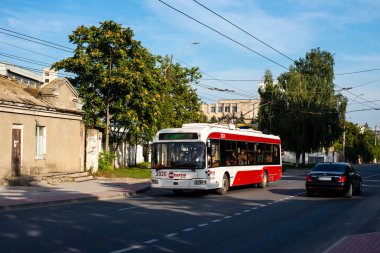 BALTI, MOLDOVA - 11 Eylül 2021. Trolleybus BKM 321 # 2020 Balti sokaklarında yolcularla birlikte.