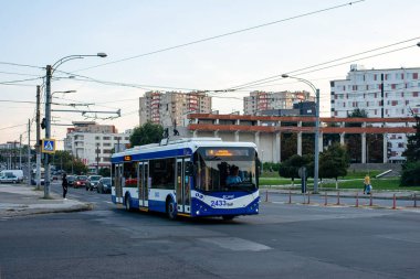 CHISINAU, MOLDOVA - 12 Eylül 2021. Trolleybus RTEC 62321 (BKM) # 2433 Chisinau sokaklarında yolcularla birlikte.