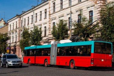 CHERNIVTSI, UKRAINE - Ekim 01, 2021. Trolleybus Hess SwissTrolley 2 # 397 (eski. Biel # 88) Chernivtsi sokaklarında yolcularla at sürüyor..