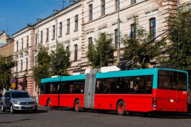 CHERNIVTSI, UKRAINE - Ekim 01, 2021. Trolleybus Hess SwissTrolley 2 # 397 (eski. Biel # 88) Chernivtsi sokaklarında yolcularla at sürüyor..